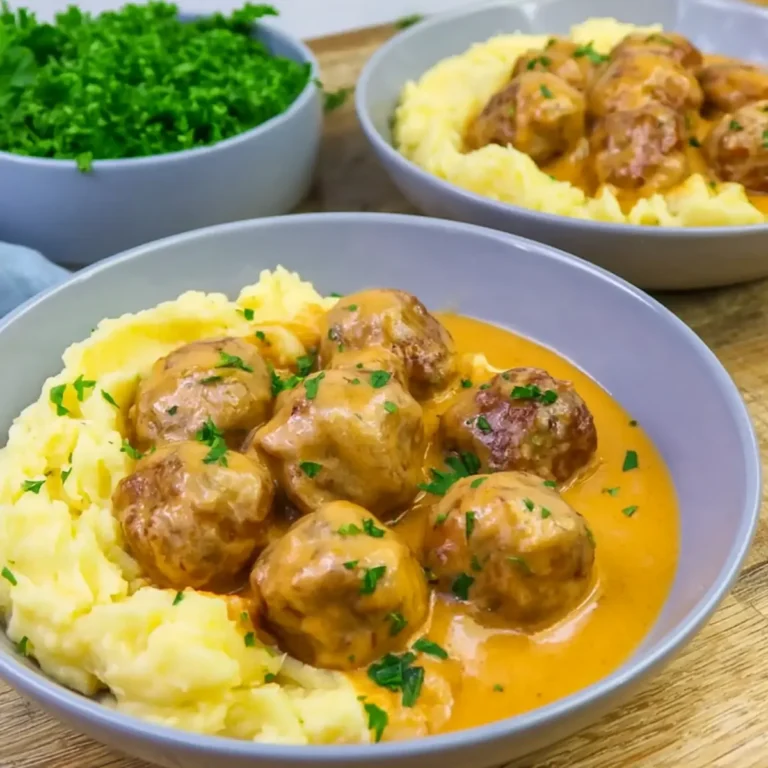 Hackbällchen in cremiger Sauce mit Kartoffelpüree
