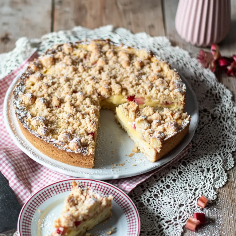Omas Rhabarberkuchen mit Vanillepudding und Streusel