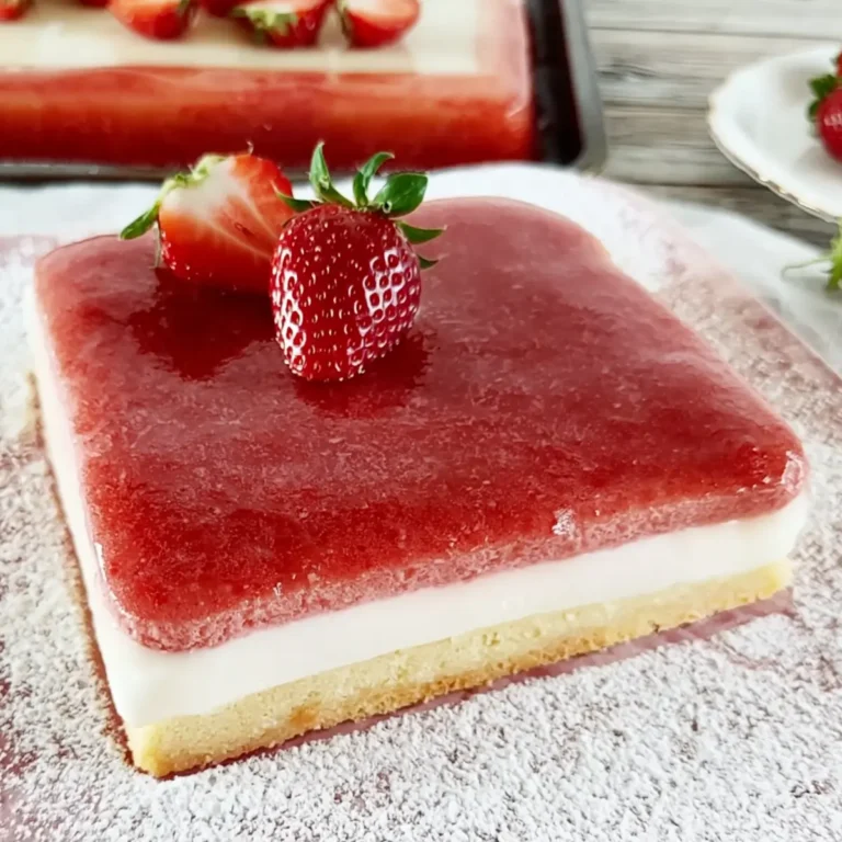 Erdbeerkuchen mit Pudding und Erdbeerspiegel vom Blech